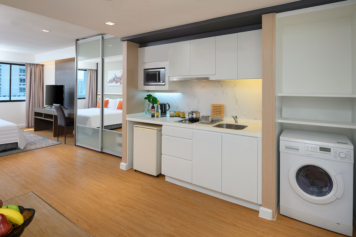 PARKROYAL Suites Bangkok酒店開放式客房 (Suite) 有小廚房,還有洗衣機