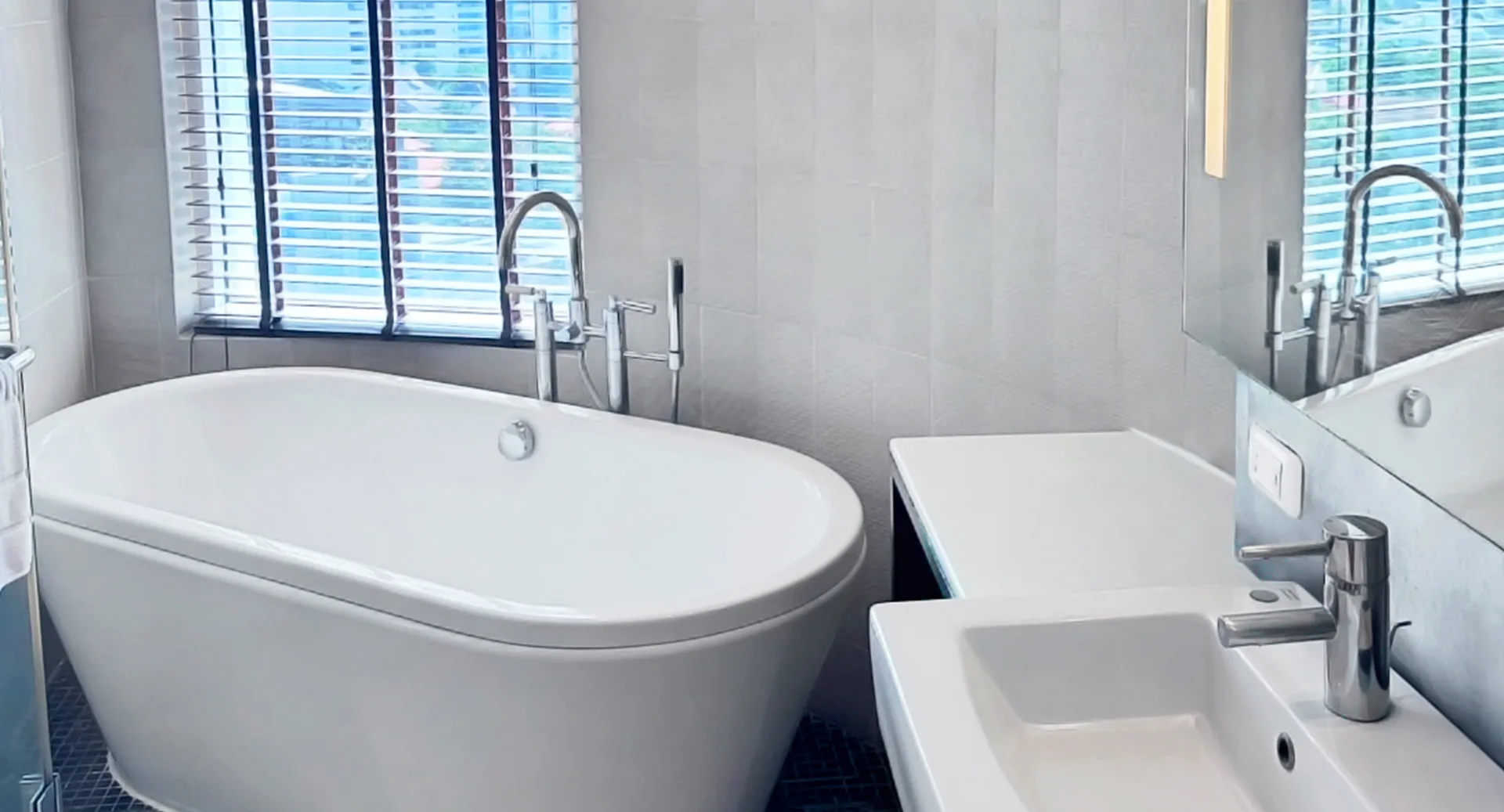NH Bangkok Asoke DELUXE SKYLINE ROOM bathroom