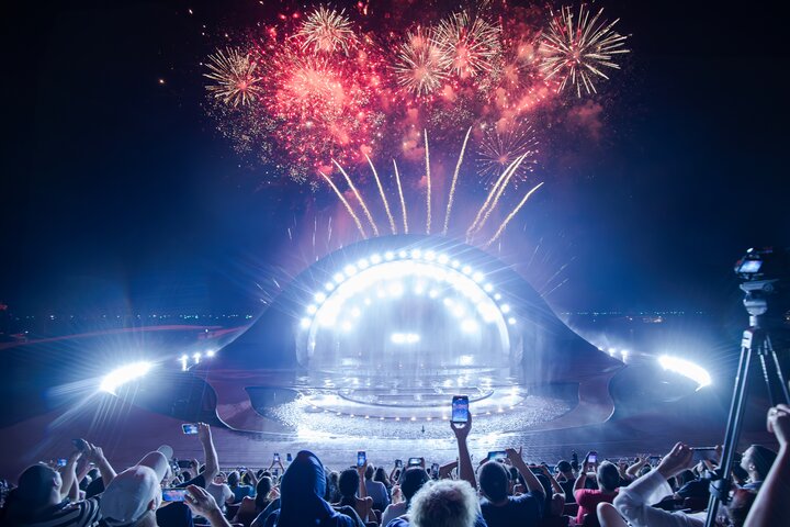 Vortex 演示技術構成的戶外表演節目