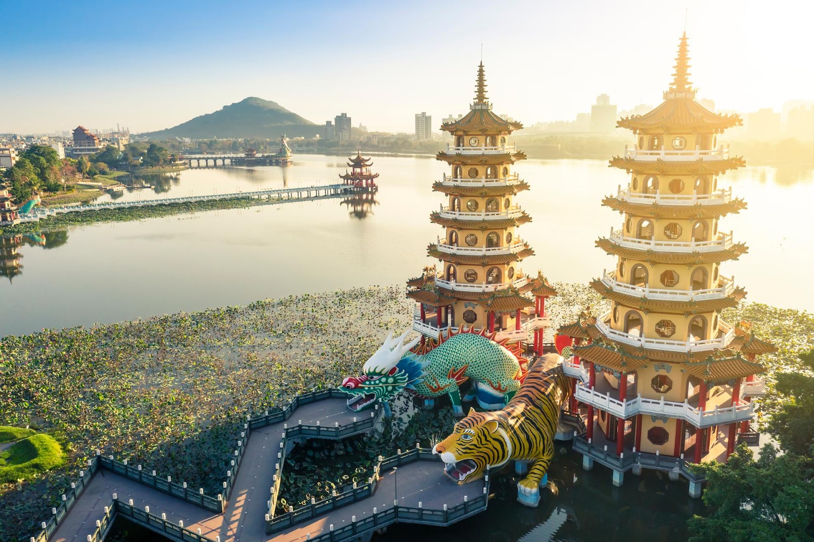 高雄地標之一龍虎塔