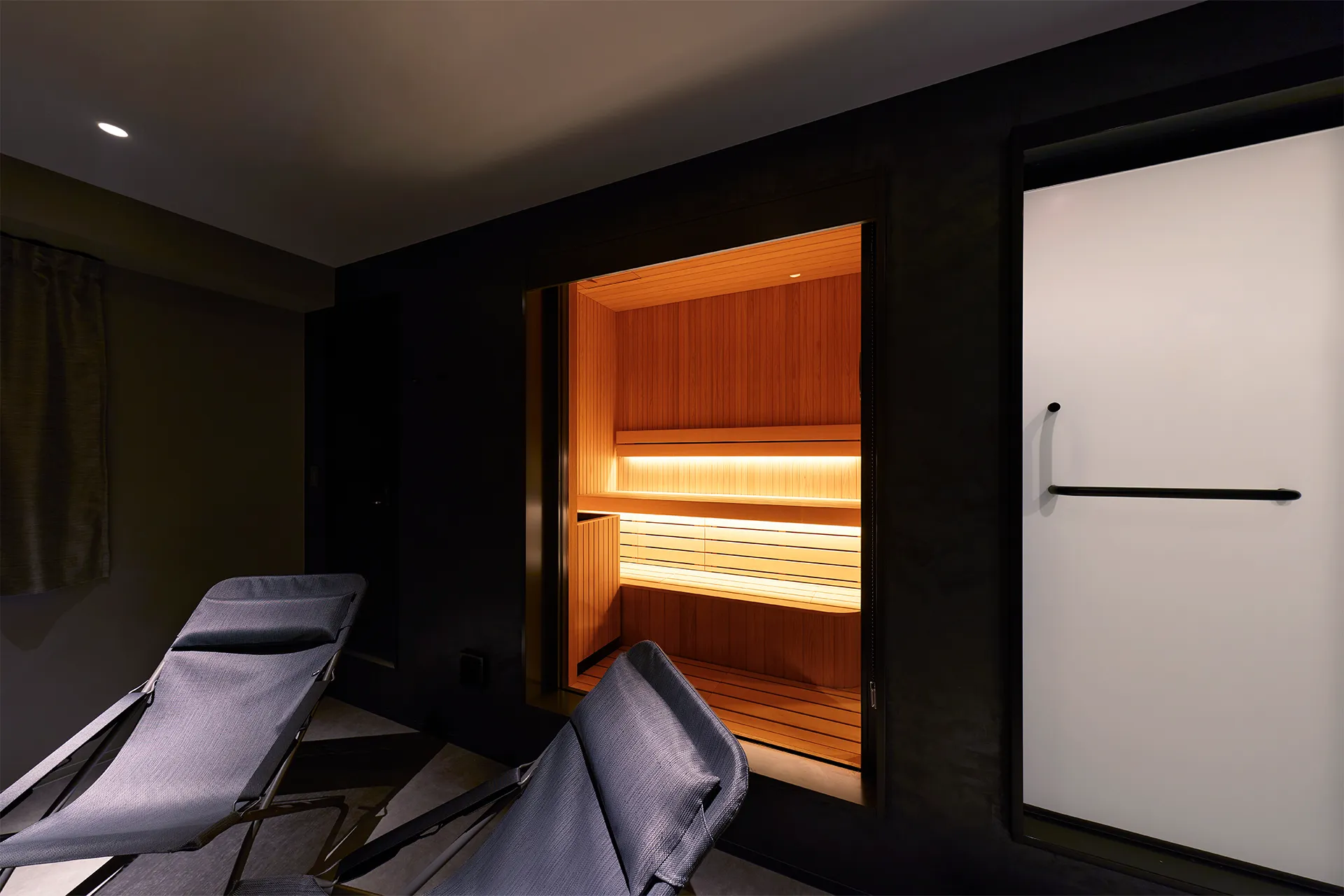 BASE LAYER HOTEL SAUNA TWIN ROOM 2