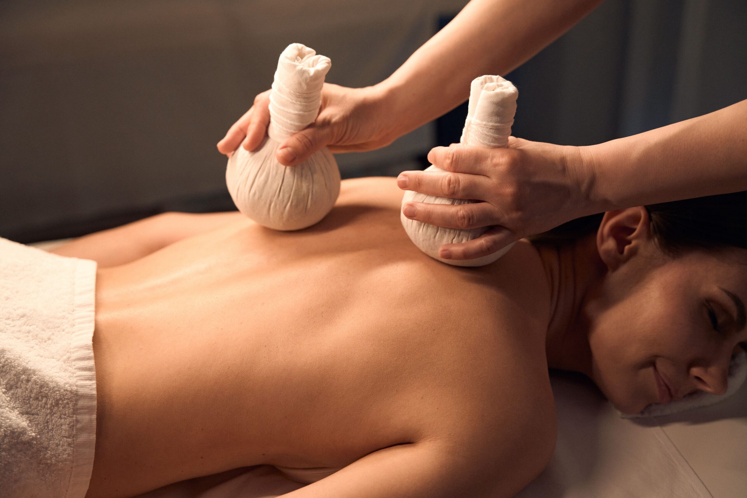 KLINIQ WELLNESS SPA Herbal Compress
