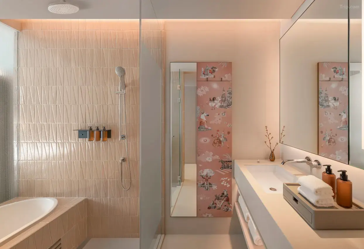 KROMO Bangkok, Curio Collection by Hilton特大床露台房 