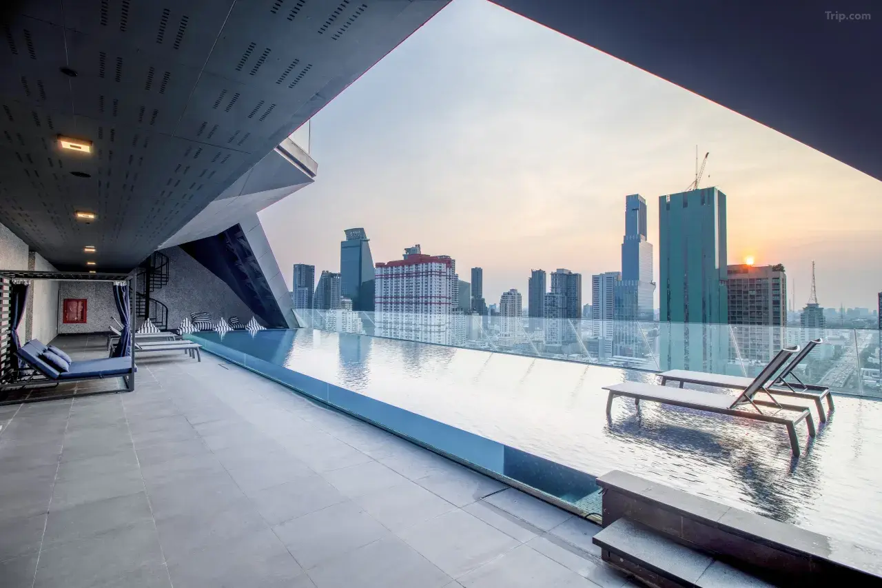 Queensland Hotel Bangkok pool