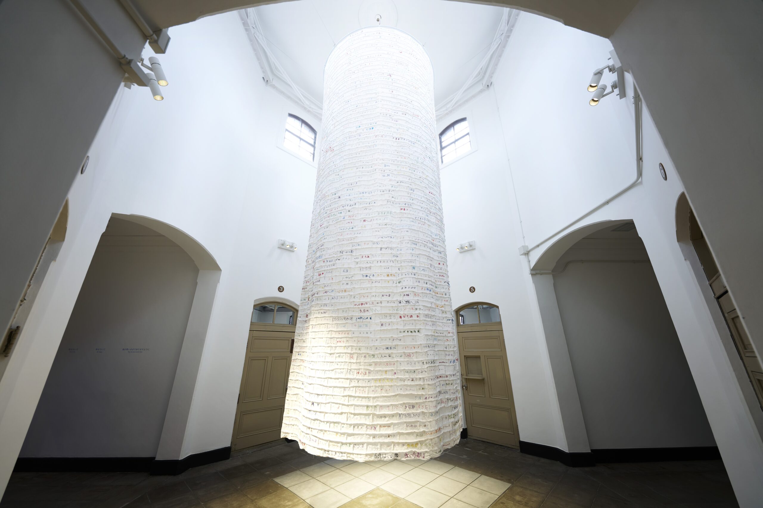 奈良監獄博物館C棟展示作品(西尾美也「声を縫う」)
