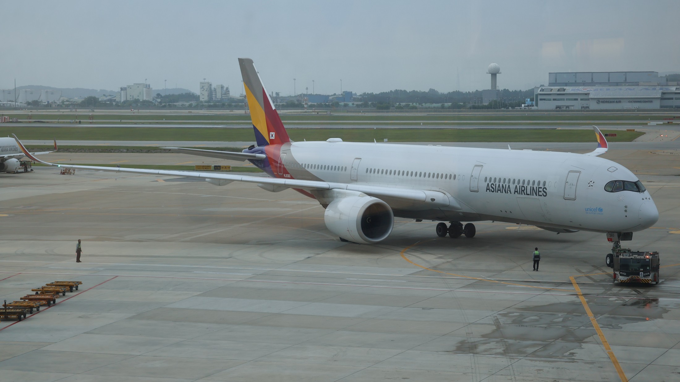 asiana-airlines-a350-incheon